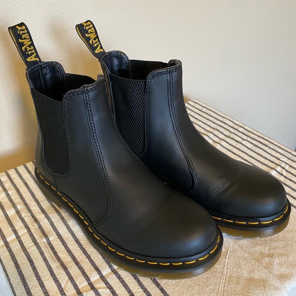 EUC Dr. Martens 2976 women’s leather Chelsea boots *like new*